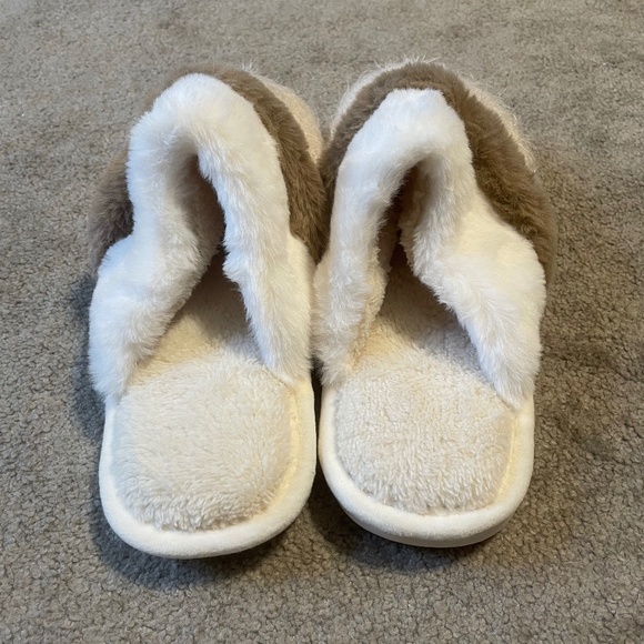 5 for $20: Fuzzy slippers - Picture 4 of 6